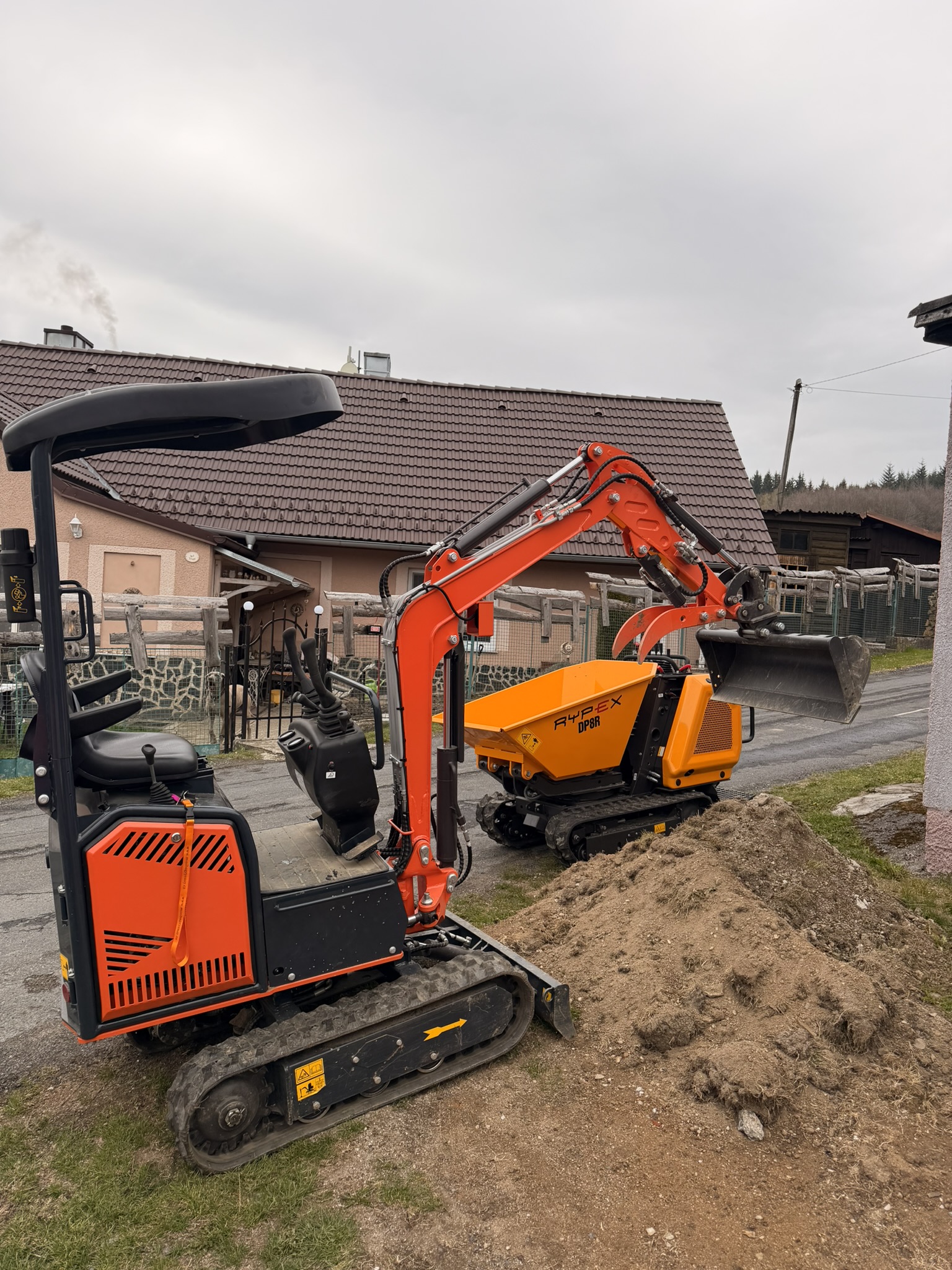 Minibagr a dumper společně jako výhodný set pro rychlé zemní práce